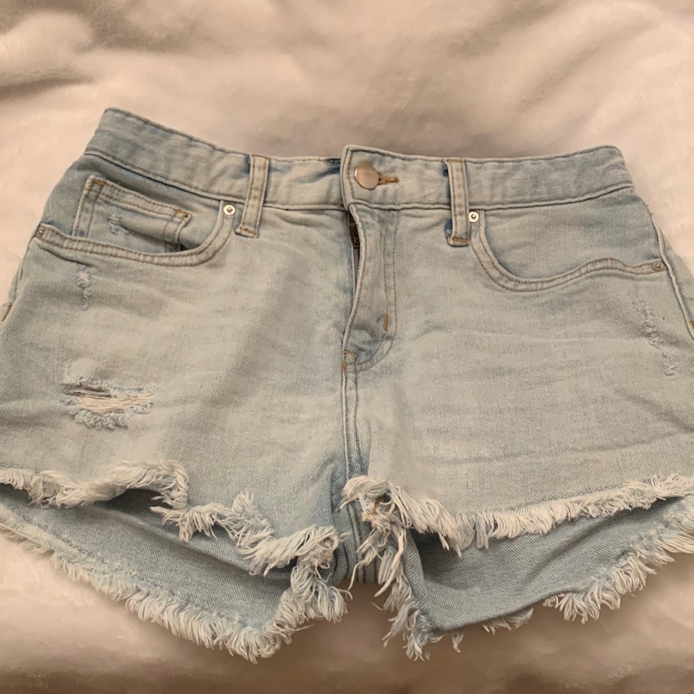 H &M distressed short jeans. In good condition, worn twice . Size 4 EUR 34 .